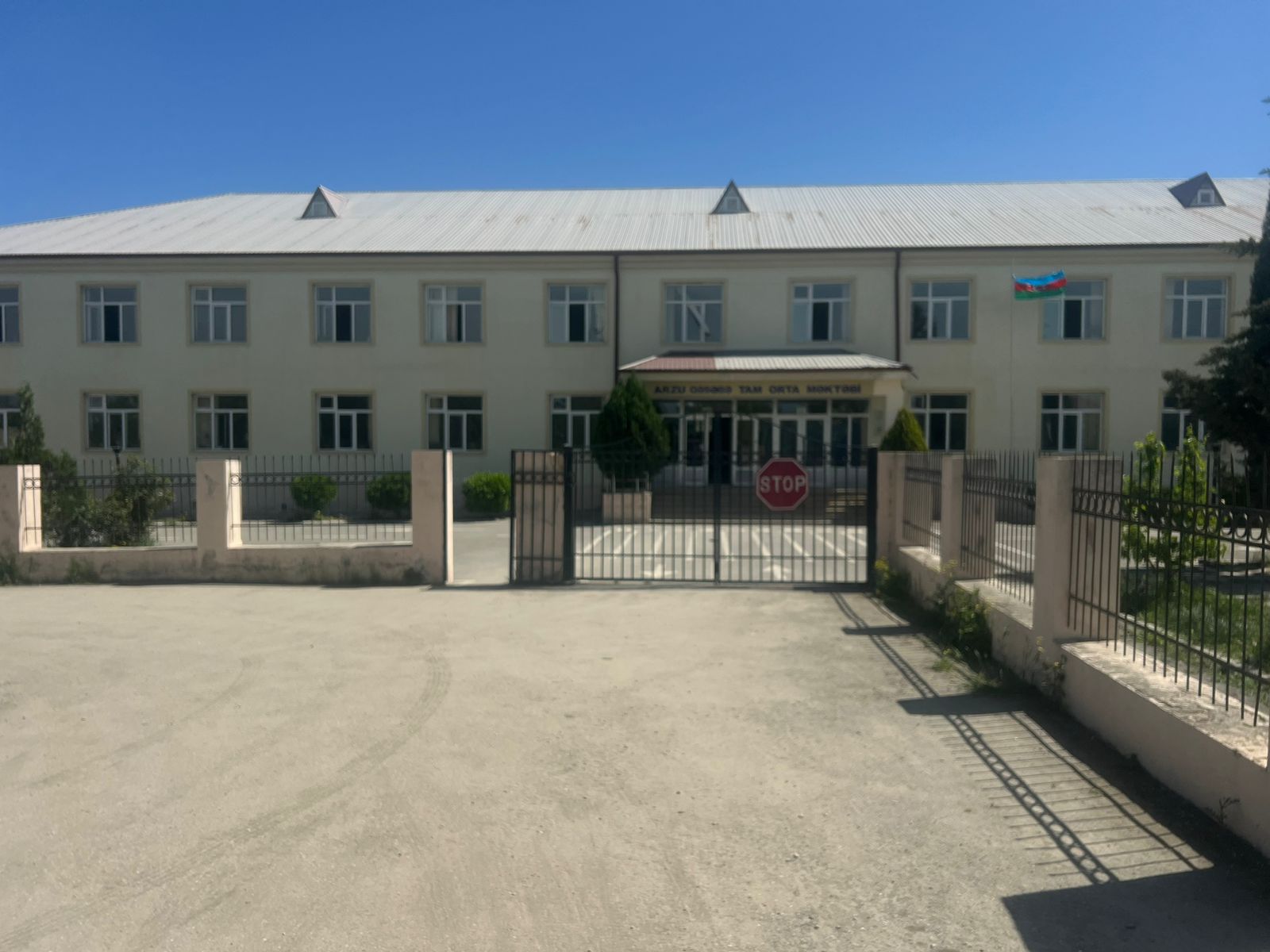 Xaçmaz rayonu Arzu qəsəbə tam orta məktəb