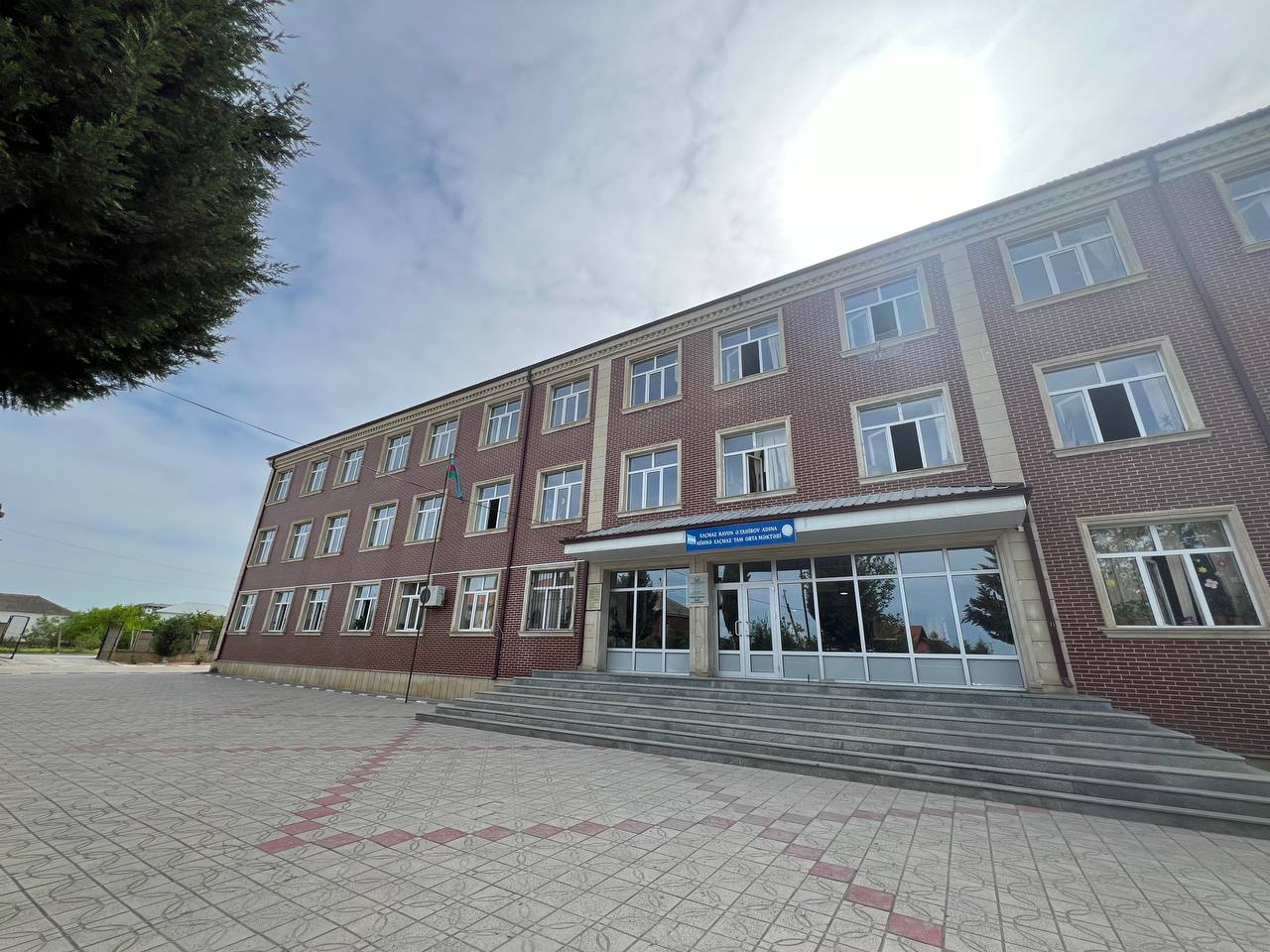 Xaçmaz rayonu Köhnə Xaçmaz kənd Əzizəddin Tahirov adına tam orta məktəb