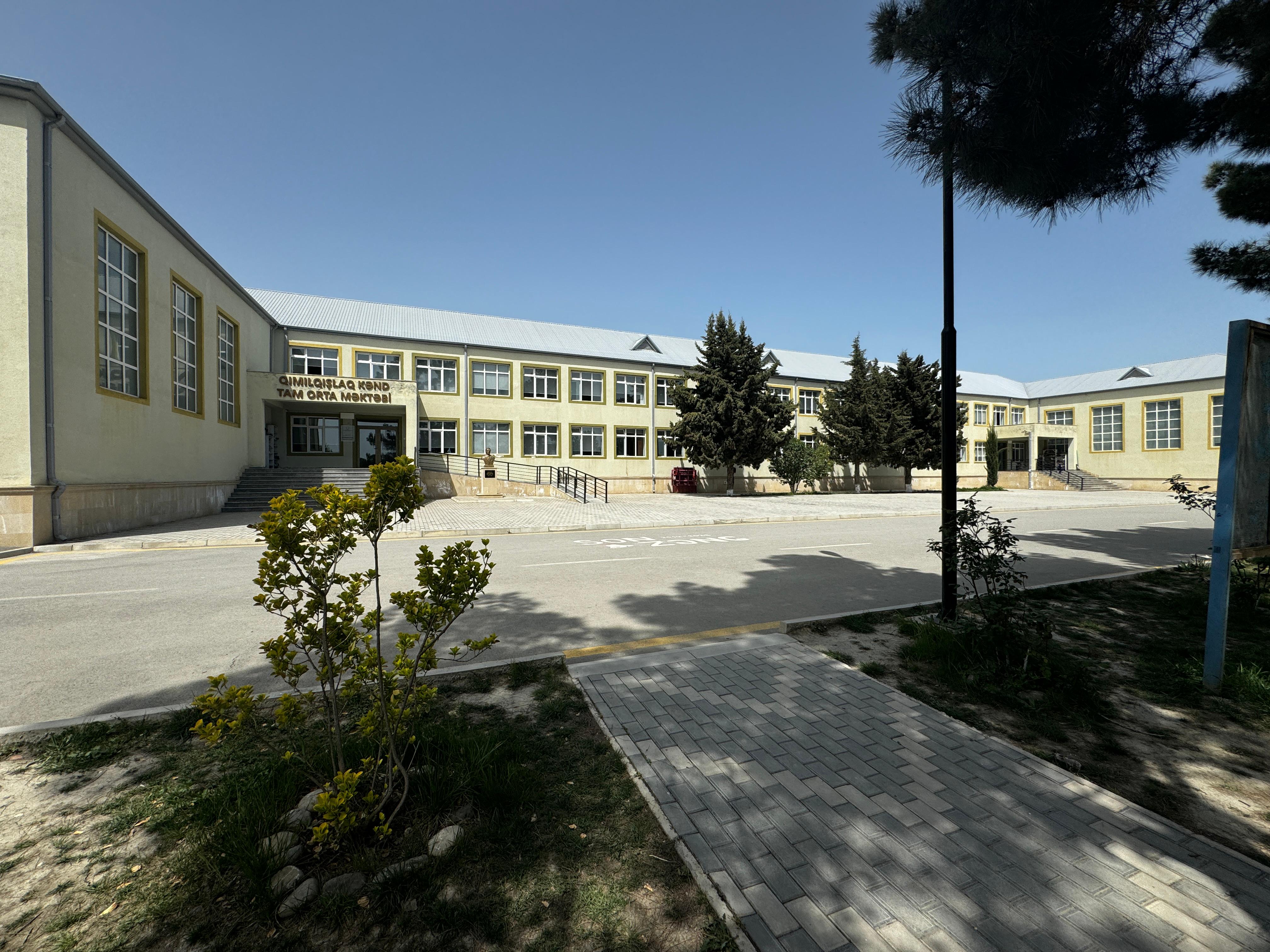 Xaçmaz rayonu Qımılqışlaq kənd Şəmsəddin Sədiyev adına tam orta məktəb