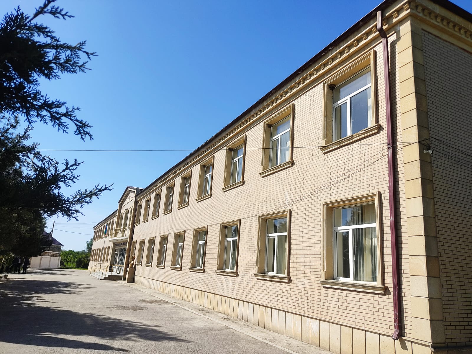 Xaçmaz rayonu Uzunoba kənd Zahid Abdullayev adına tam orta məktəb