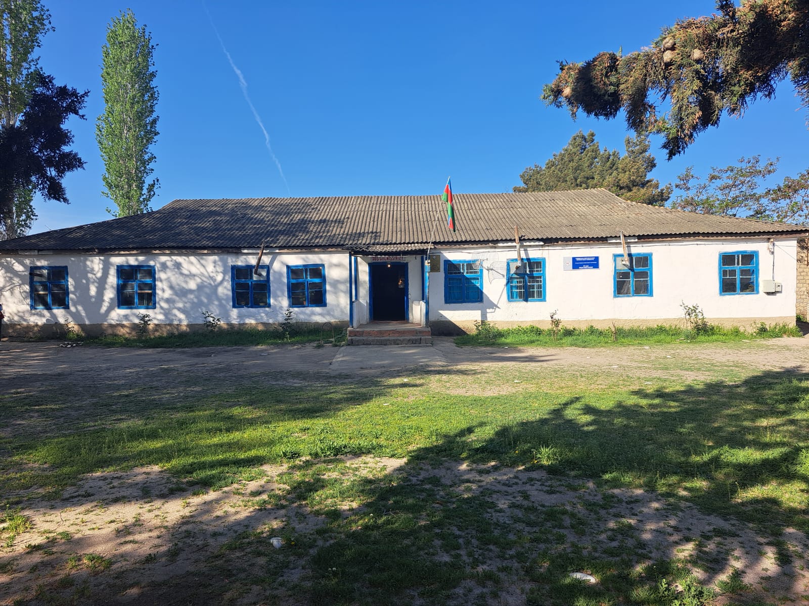 Xaçmaz rayonu Manafoba kənd Kazım Gəncəliyev adına ümumi orta məktəb