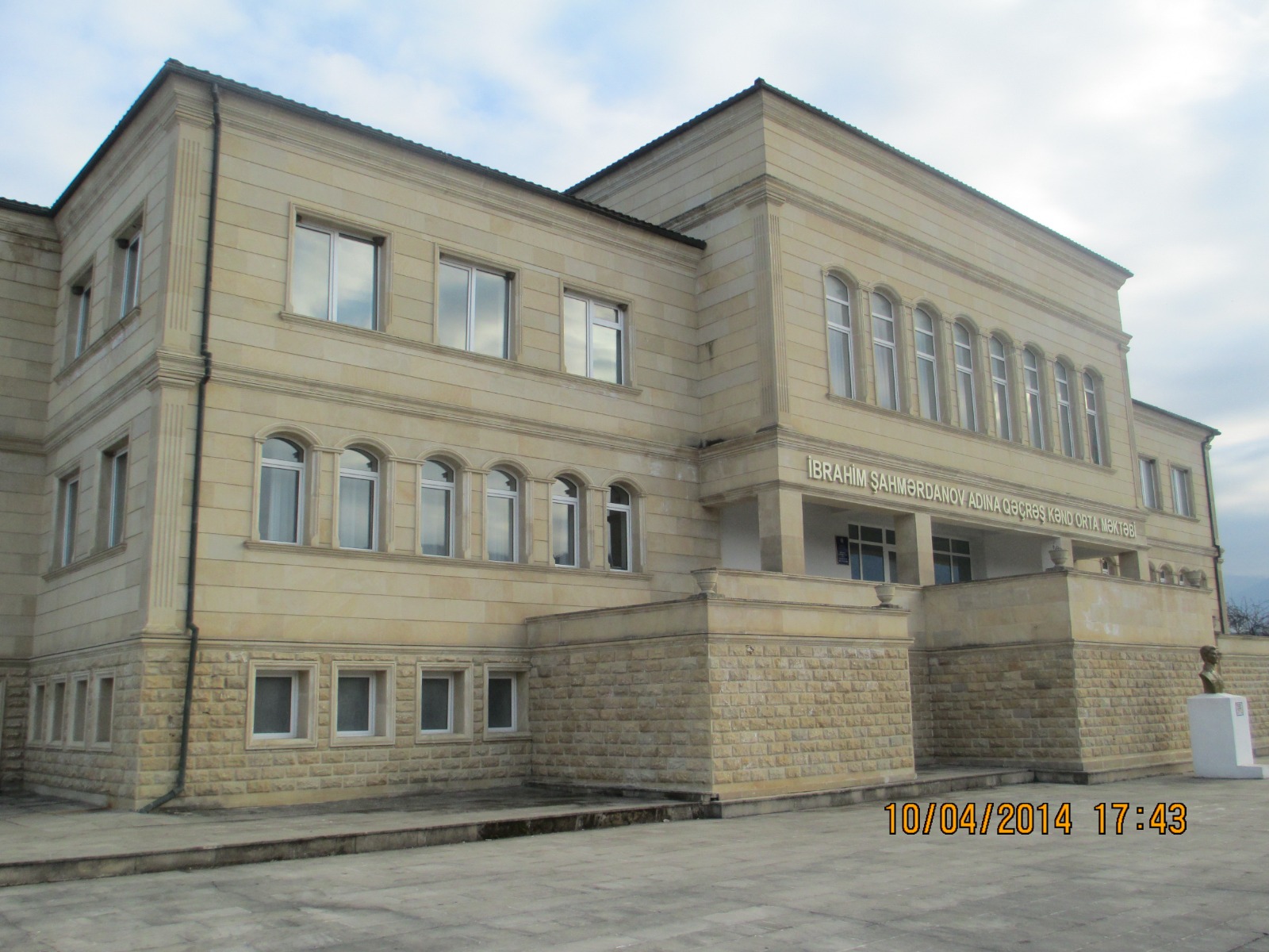 Quba  rayonu  Qəçrəş  kənd  İbrahim  Şahmərdanov  adına  tam  orta  məktəbi