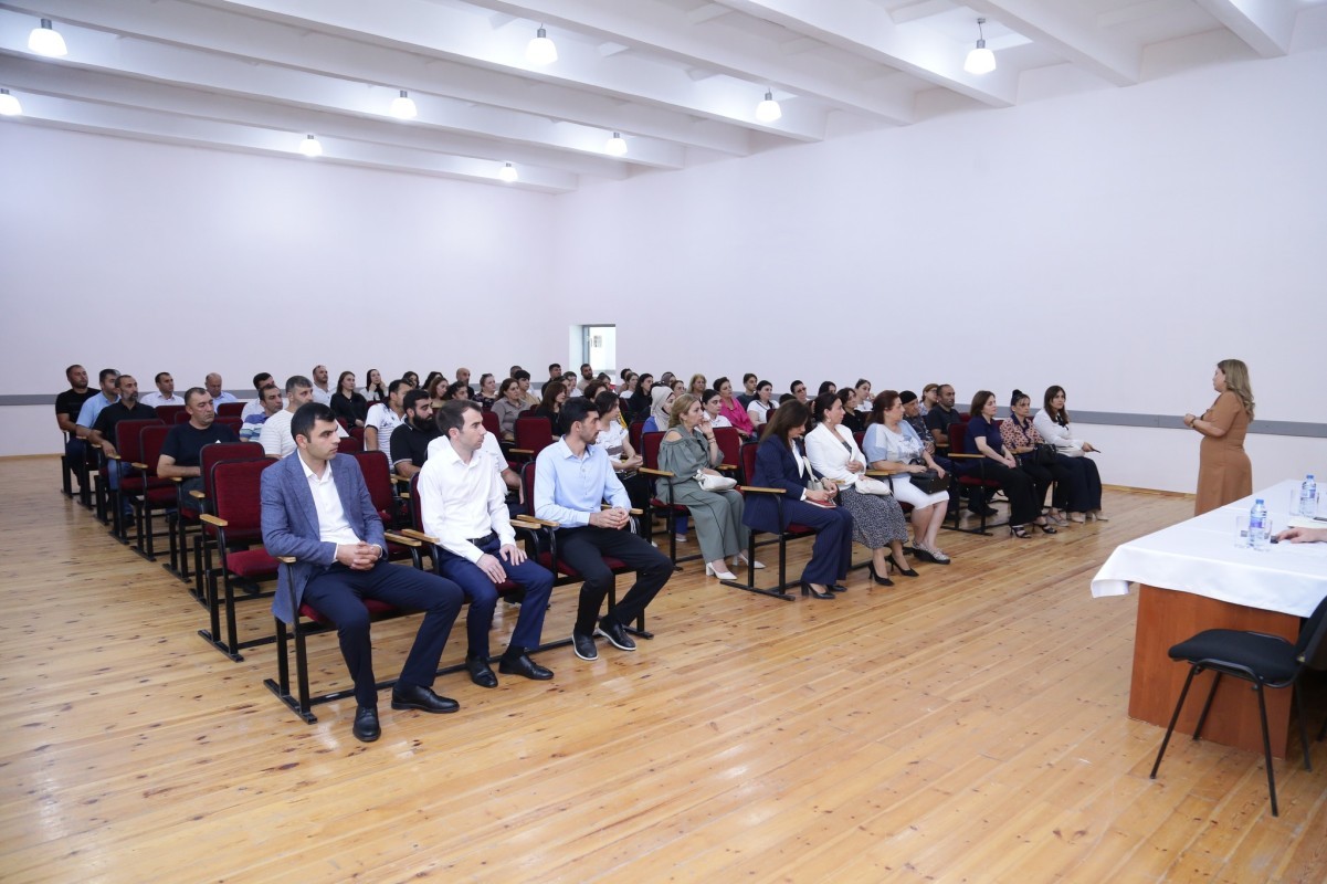 Quba şəhər Tələt Mikayılov adına 5 nömrəli tam orta məktəbə qəbul olmaq istəyən şagirdlərin valideynləri ilə görüş keçirilib.