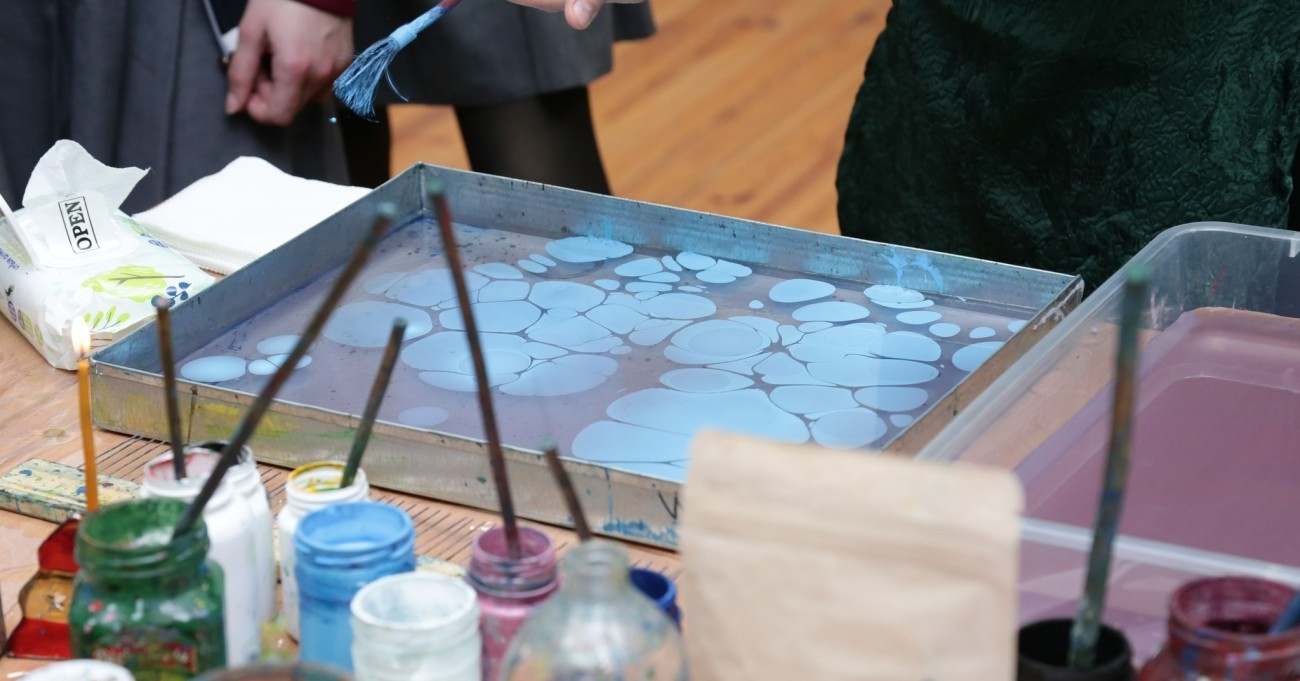 Ebru sənəti və Şüşə üzərində rəsm (Vitraj) üzrə master-klass təşkil edilmişdir.