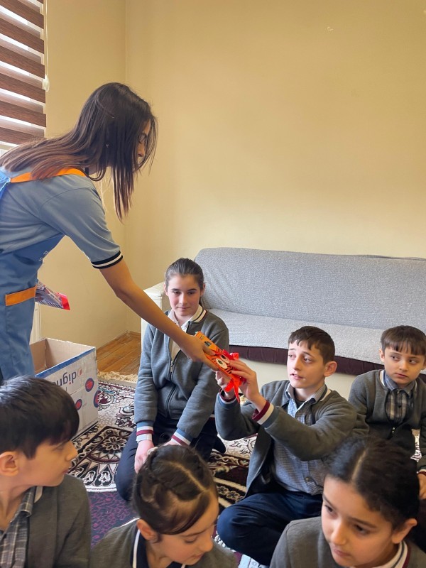 Şagirdlər hazırladıqları kitab rəfini və topladıqları kitabları hədiyyə etdilər.